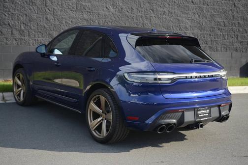 Gentian Blue Metallic 2022 Porsche Macan