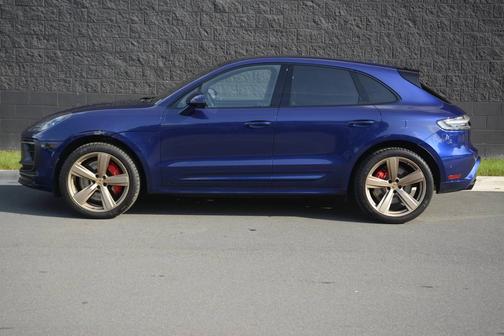 Gentian Blue Metallic 2022 Porsche Macan