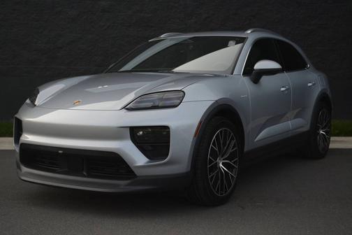 Dolomite Silver Metallic 2025 Porsche Macan