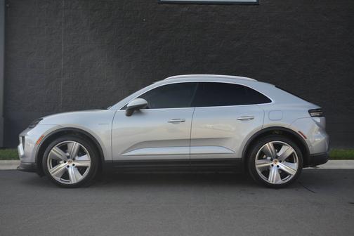 Dolomite Silver Metallic 2025 Porsche Macan