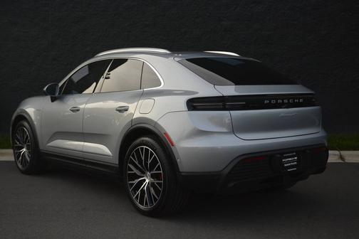 Dolomite Silver Metallic 2025 Porsche Macan