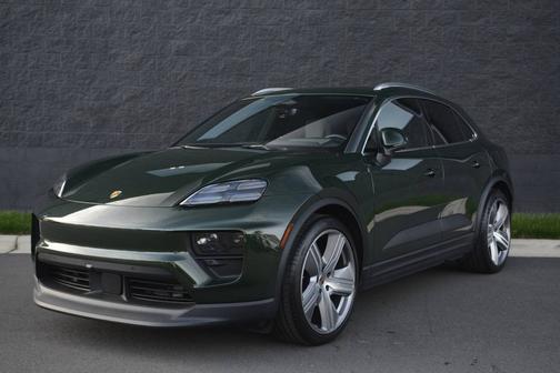 Oak Green Metallic Neo 2025 Porsche Macan