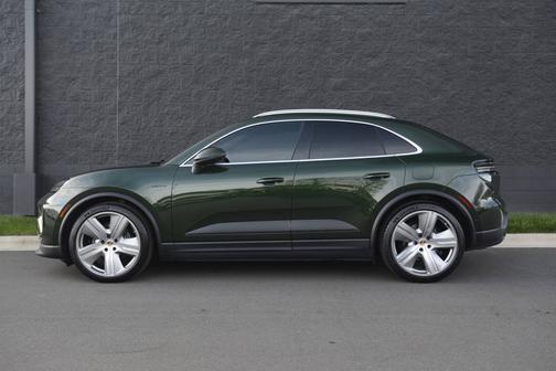 Oak Green Metallic Neo 2025 Porsche Macan