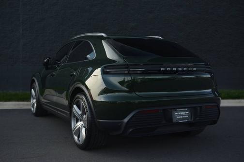 Oak Green Metallic Neo 2025 Porsche Macan