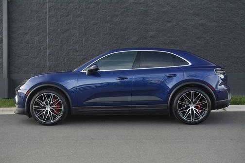 Gentian Blue Metallic 2025 Porsche Macan