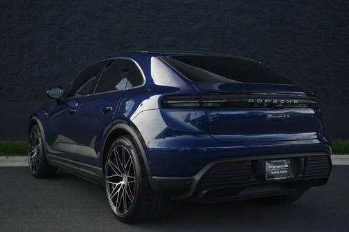 Gentian Blue Metallic 2025 Porsche Macan