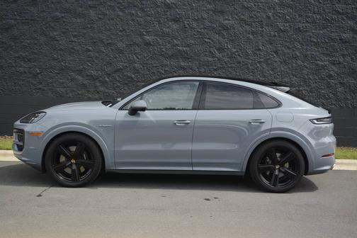Arctic Grey 2025 Porsche Cayenne
