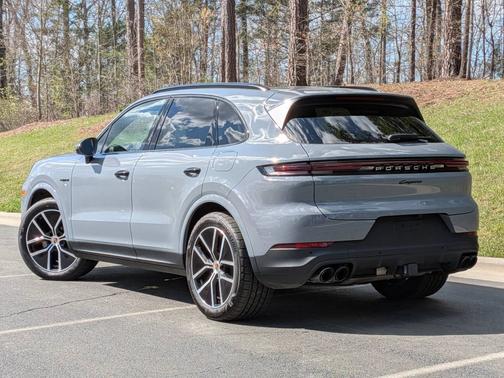 Arctic Grey 2025 Porsche Cayenne