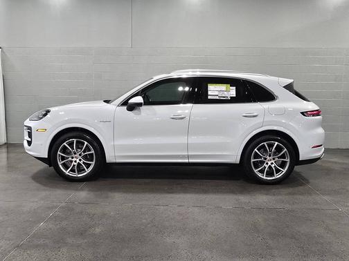 Carrara White Metallic 2026 Porsche Cayenne