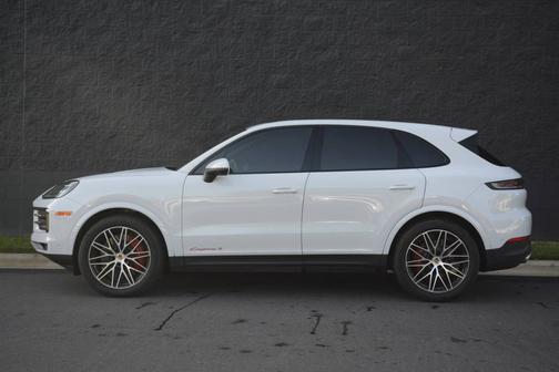 Carrara White Metallic 2024 Porsche Cayenne