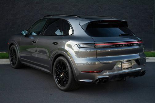 Quartzite Grey Metallic 2025 Porsche Cayenne