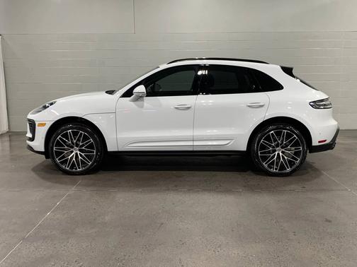 Carrara White Metallic 2026 Porsche Macan