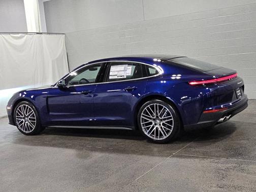 Gentian Blue Metallic 2026 Porsche Panamera