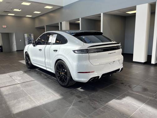 Carrara White Metallic 2026 Porsche Cayenne