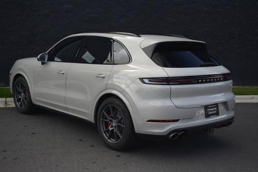 Cashmere Beige Metallic 2026 Porsche Cayenne