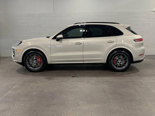 Cashmere Beige Metallic 2026 Porsche Cayenne
