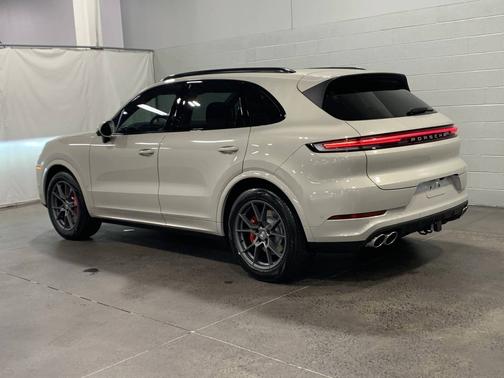 Cashmere Beige Metallic 2026 Porsche Cayenne