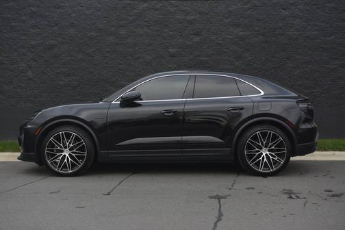 Jet Black Metallic 2025 Porsche Macan