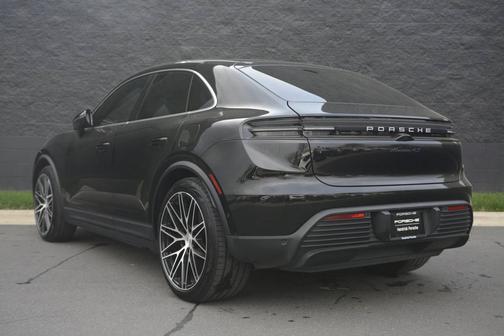 Jet Black Metallic 2025 Porsche Macan