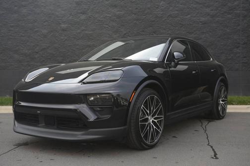 Jet Black Metallic 2025 Porsche Macan
