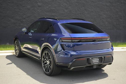 Gentian Blue Metallic 2025 Porsche Macan