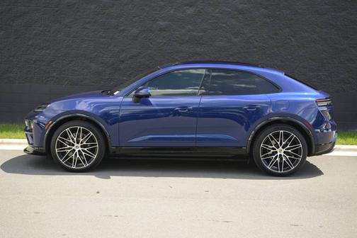 Gentian Blue Metallic 2025 Porsche Macan