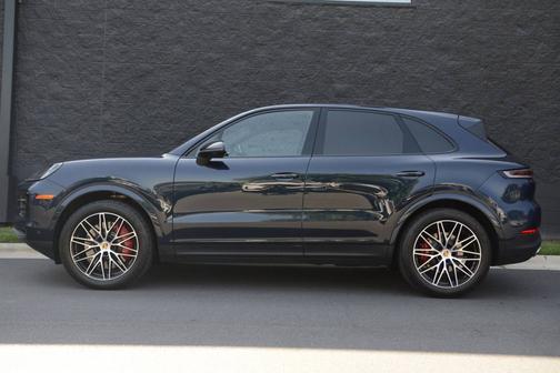 Algarve Blue Metallic 2024 Porsche Cayenne