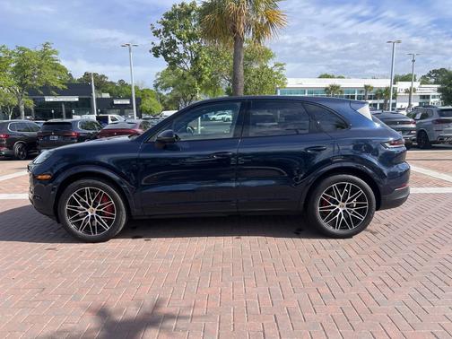 Algarve Blue Metallic 2024 Porsche Cayenne