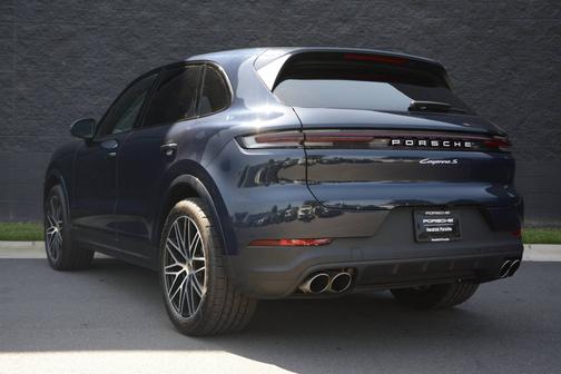 Algarve Blue Metallic 2024 Porsche Cayenne