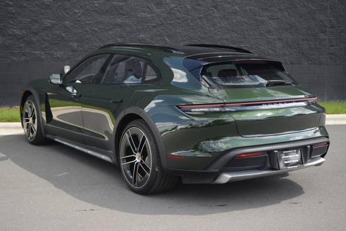 Oak Green Metallic Neo 2025 Porsche Taycan
