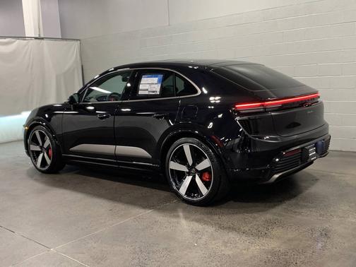 Jet Black Metallic 2025 Porsche Macan