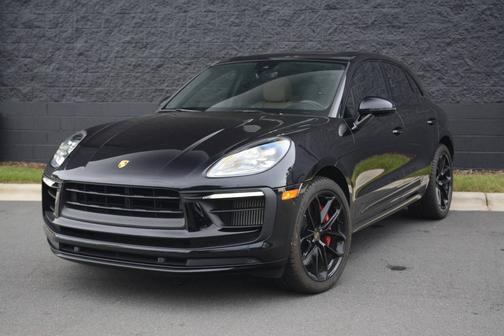 Jet Black Metallic 2023 Porsche Macan
