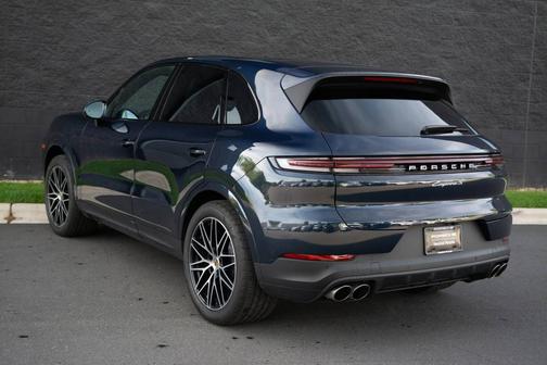 Algarve Blue Metallic 2025 Porsche Cayenne