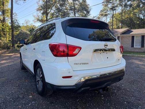 2017 Nissan Pathfinder SV