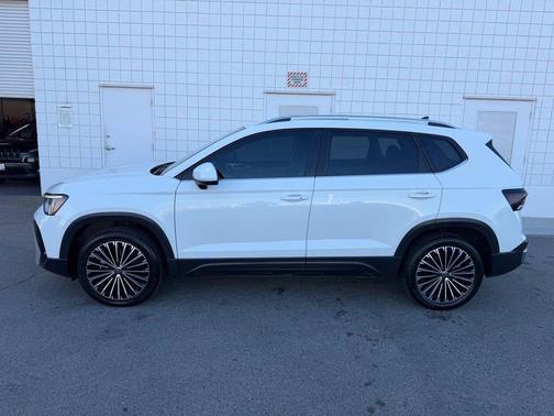 Pure White 2025 Volkswagen Taos 1.5T SE