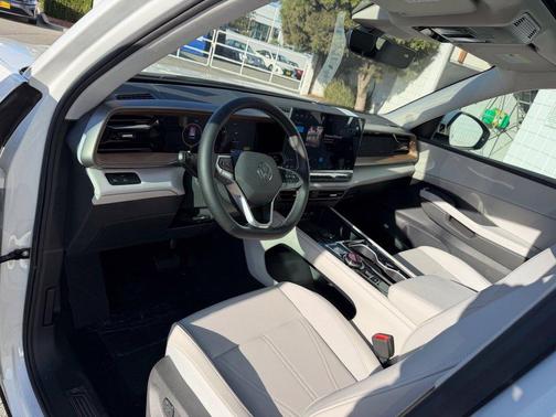 White Pearl 2027 Volkswagen Atlas SE w/Technology