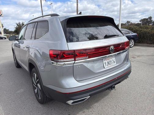 Silver Bird Metallic 2024 Volkswagen Atlas 2.0T SE