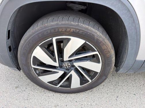 Silver Bird Metallic 2024 Volkswagen Atlas 2.0T SE