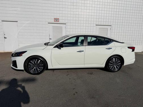 Glacier White 2025 Nissan Altima SV