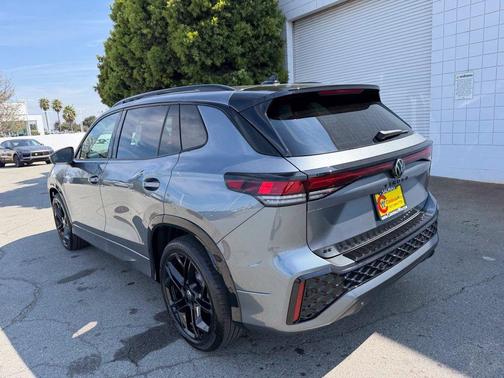 Platinum 2026 Volkswagen Tiguan 2.0T SE R-Line Black