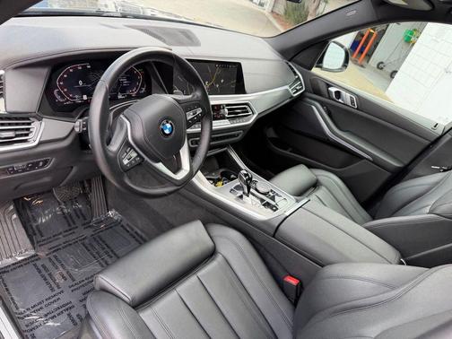 Gray Metallic 2022 BMW X5 sDrive40i