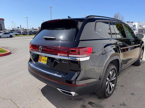 Deep Black Pearl Effect 2026 Volkswagen Atlas 2.0T SE