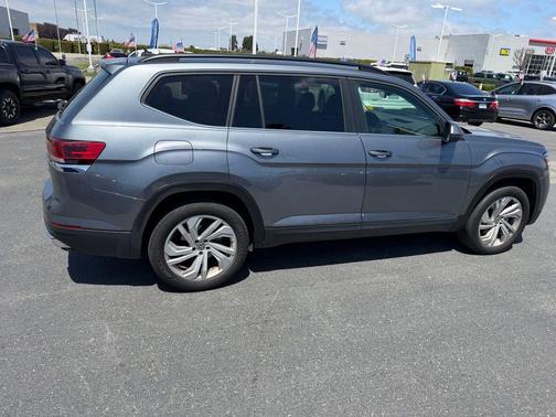 Platinum Gray Metallic 2022 Volkswagen Atlas 3.6L SE w/Technology