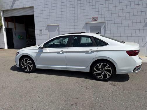 White Pearl 2027 Volkswagen Jetta 1.5T SEL