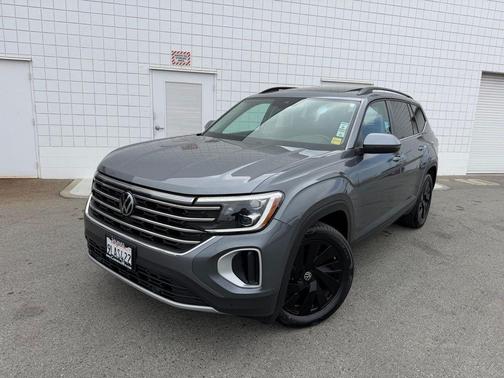 Platinum Gray Metallic 2024 Volkswagen Atlas 2.0T SE