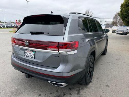 Platinum Gray Metallic 2024 Volkswagen Atlas 2.0T SE
