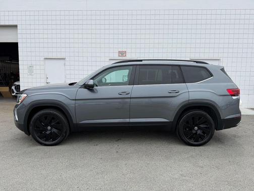 Platinum Gray Metallic 2024 Volkswagen Atlas 2.0T SE