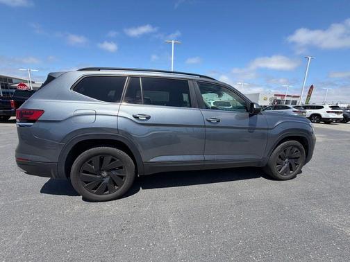 Platinum Gray Metallic 2024 Volkswagen Atlas 2.0T SE