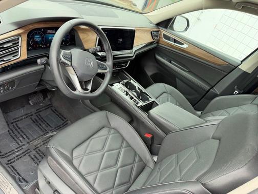 Platinum Gray Metallic 2024 Volkswagen Atlas 2.0T SE