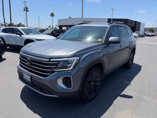Platinum Gray Metallic 2024 Volkswagen Atlas 2.0T SE